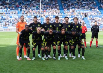 Piłkarze Atletico Madryt pozują do zdjęcia drużynowego przed meczem z Manchesterem United.