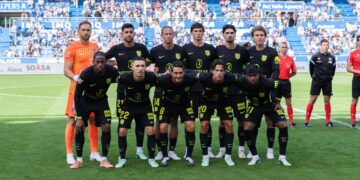 Piłkarze Atletico Madryt pozują do zdjęcia drużynowego przed meczem z Manchesterem United.