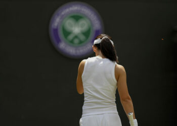 pierwszy mecz swiatek wimbledon
