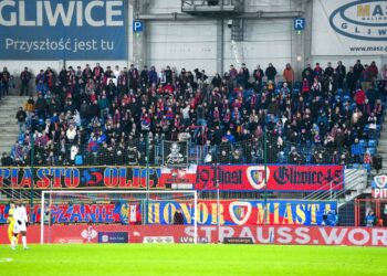 Kibice Piasta Gliwice podczas meczu na trybunach przy ul. Okrzei