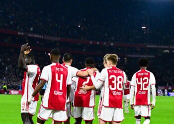 Brian Brobbey z Ajaksu, Jorrel Hato z Ajaksu, Steven Berghuis z Ajaksu, Steven Bergwijn z Ajaksu, Kristian Hlynsson z Ajaksu, Ar'Jany Martha z Ajaksu świętują zdobytą bramkę