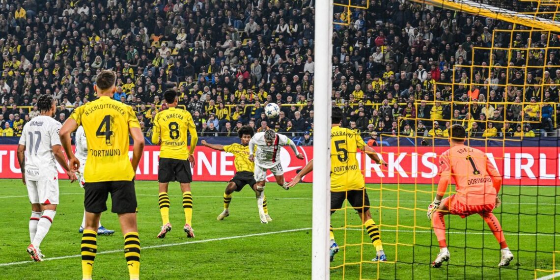 Piłkarze Borussi Dortmund przy bramce w trakcie meczu