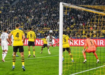 Piłkarze Borussi Dortmund przy bramce w trakcie meczu