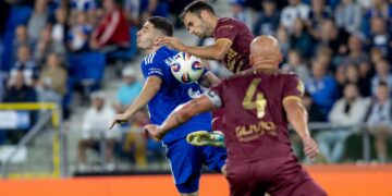 Piłkarze Wisły Płock i Piasta gliwice w trakcie meczu Ekstraklasy