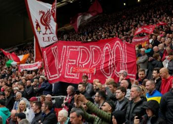 Kibice Liverpoolu podczas meczu na Anfield
