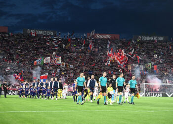 Piłkarze Bologna i Juventus FC wychodzą na mecz Serie A