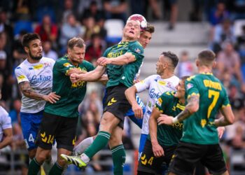 Zawodnicy GKS-u Katowice i Podbeskidzia na boisku