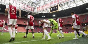 Piłkarze Ajax Amsterdam wchodzą na boisko