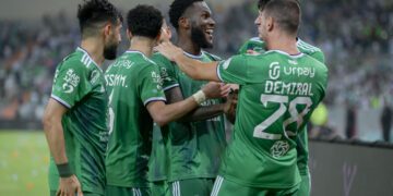 Zawodnicy Al-Ahli cieszą się z gola