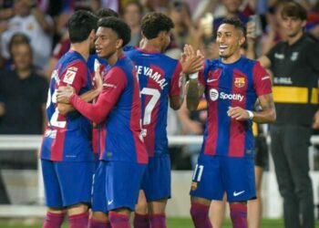 piłkarze Barcelony na stadionie cieszący się po zdobyciu bramki