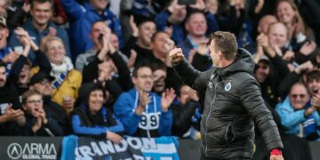 Trener Club Brugge na tle trybun z kibicami Club Brugge