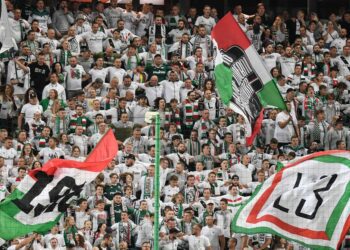 Kibice Legii Warszawa dopingujący drużynę