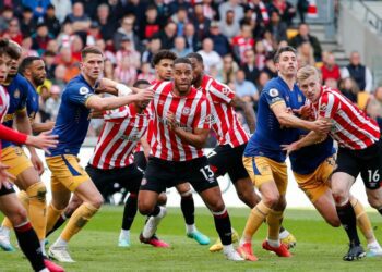 Piłkarze Newcastle i Brentford na boisku