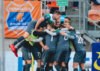 radość piłkarzy na stadionie po bramce