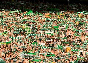 Kibice Celtic z szalikami na trybunie