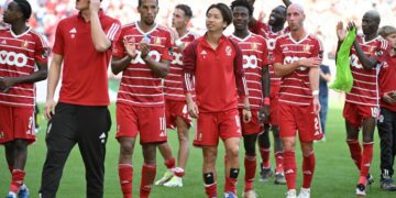 Piłkarze Standard Liege schodzący z boiska
