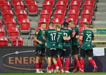 Piłkarze GKS Tychy cieszą się po golu