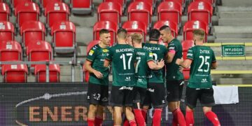 Piłkarze GKS Tychy cieszą się po golu