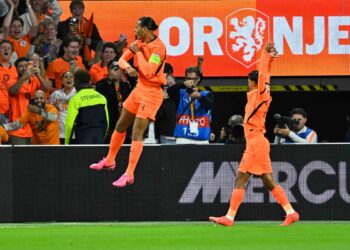 Virgil van Dijk cieszy się z gola dla Holandii w meczu Ligi Narodów