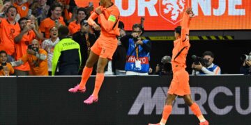 Virgil van Dijk cieszy się z gola dla Holandii w meczu Ligi Narodów