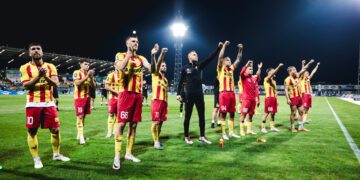 piłkarze korony kielce na stadionie po meczu