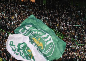 Wielka flaga Sportingu Lizbona wśród pełnych trybun na meczu