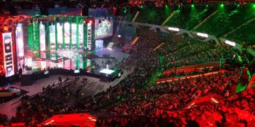 Kibice na trybunach w hali na zawodach e-sportowych