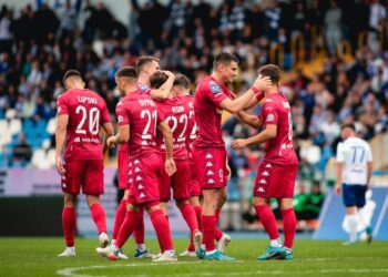 Piłkarze Widzewa Łódź cieszą się z gola