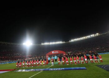 Zawodnicy Austrii i Belgii ustawiają się w kolejce przed meczem piłki nożnej pomiędzy Austrią a Belgiem