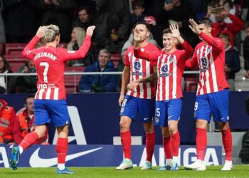Antoine Griezmann, Saul Niguez, Rodrigo Riquelme i Alvaro Morata z Atletico Madryt świętują zdobycie gola podczas meczu La Liga