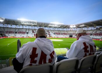 Dwóch kibiców ŁKS na stadionie w Łodzi