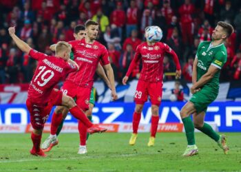 Zawodnicy Widzewa i Radomiaka na boisku