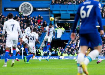 Zawodnicy Chelsea i Crystal Palace walczą o piłkę