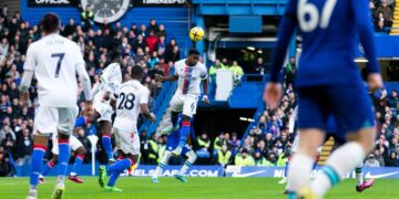 Zawodnicy Chelsea i Crystal Palace walczą o piłkę