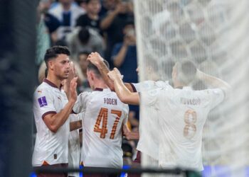Piłkarze Manchesteru City cieszący się po golu w meczu