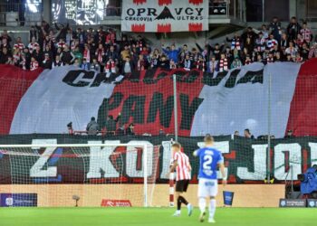 Kibice Cracovii z oprawą i sektorówką