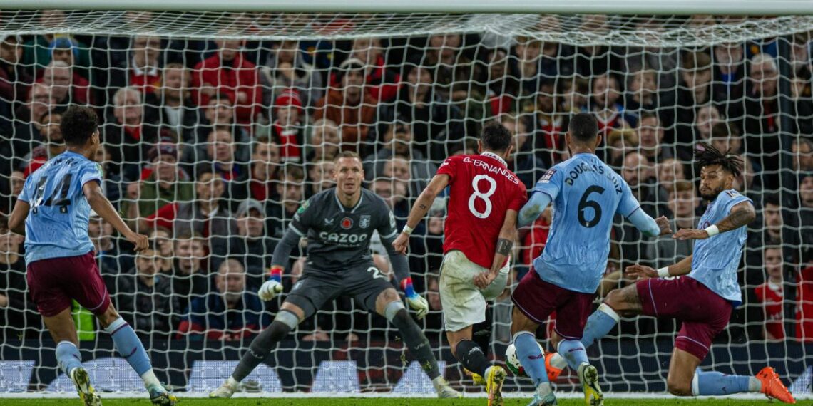 Zawodnicy Manchesteru United i Aston Villi walczą o piłkę