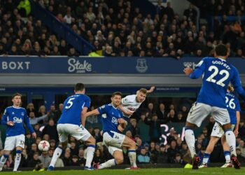 Zawodnicy Evertonu i Tottenhamu walczą o piłkę