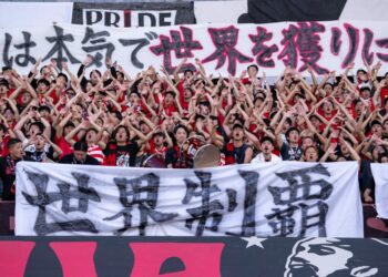 Kibice japońskiego klubu piłkarskiego Urawa Red Diamonds