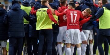Zawodnicy Wisły Kraków cieszą się z gola