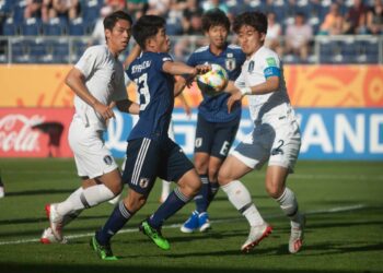 Zawodnicy Korei i Japonii na boisku