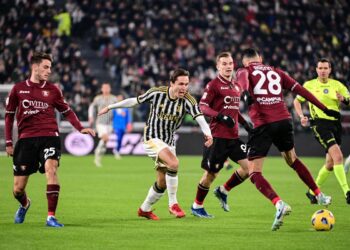 Zawodnicy Salernitany i Juventusu walczą o piłkę