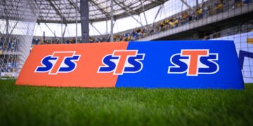 baner STS na stadionie piłkarskim