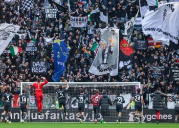 Kibice Juventusu w meczu z Frosinone