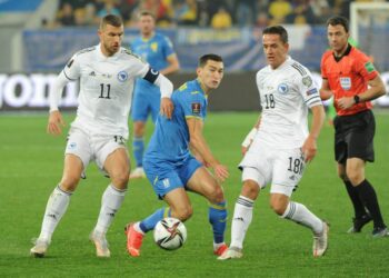 Zawodnicy Bośni i Ukrainy na boisku