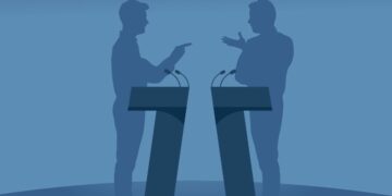 Dwie osoby rozmawiają podczas debaty