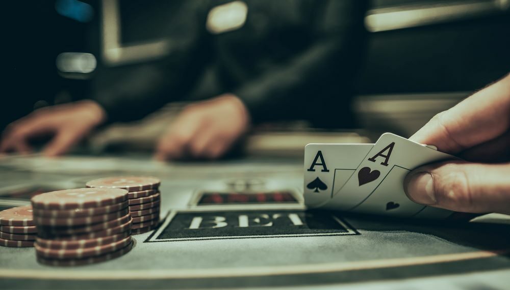 Blefowanie w pokerze