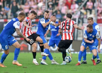 Zawodnicy Cracovii i Puszczy na boisku