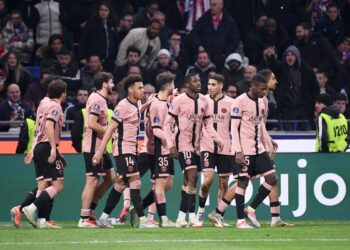 Zawodnicy PSG przed meczem z Lyonem