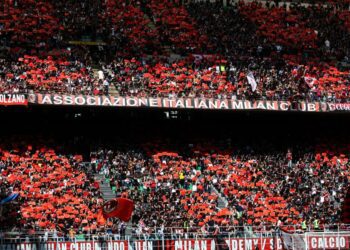 Kibice AC Milan na stadionie San Siro